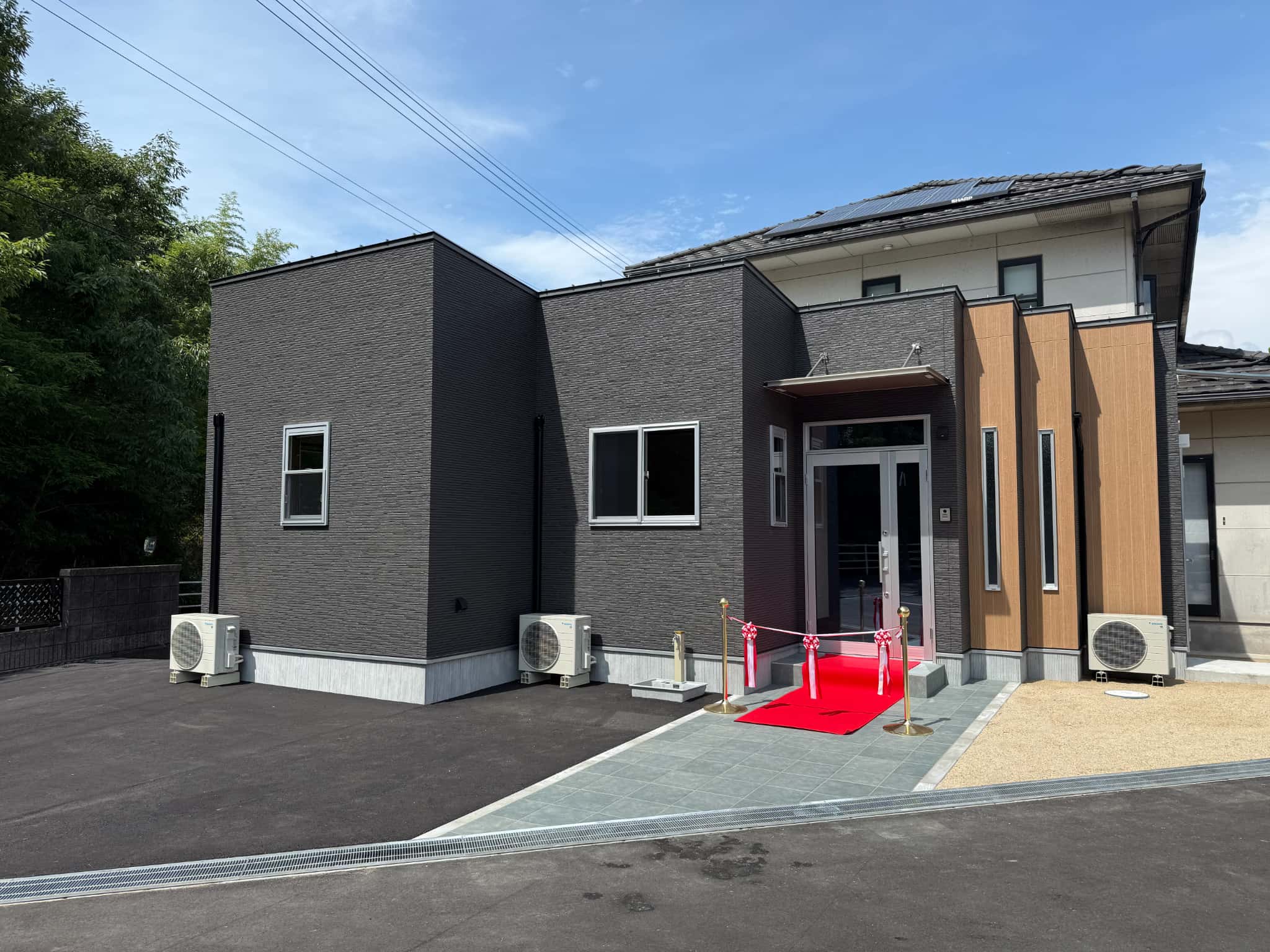 連なる折れた窓が特徴の増築工事の画像