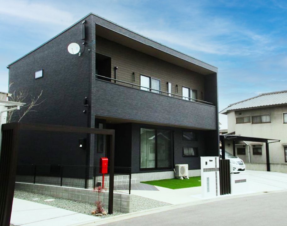 無垢フローリングと背が高いドアのお家の画像