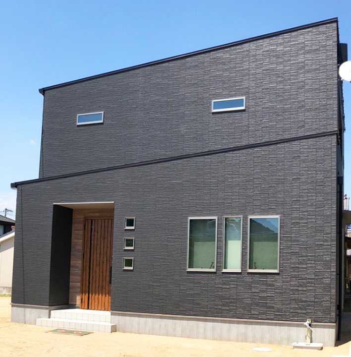 風を取入れる窓と２段カウンターのお家の画像